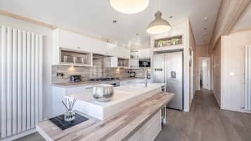 Refrigerador, microondas, horno, lavavajillas