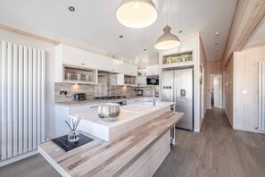 Refrigerador, microondas, horno, lavavajillas