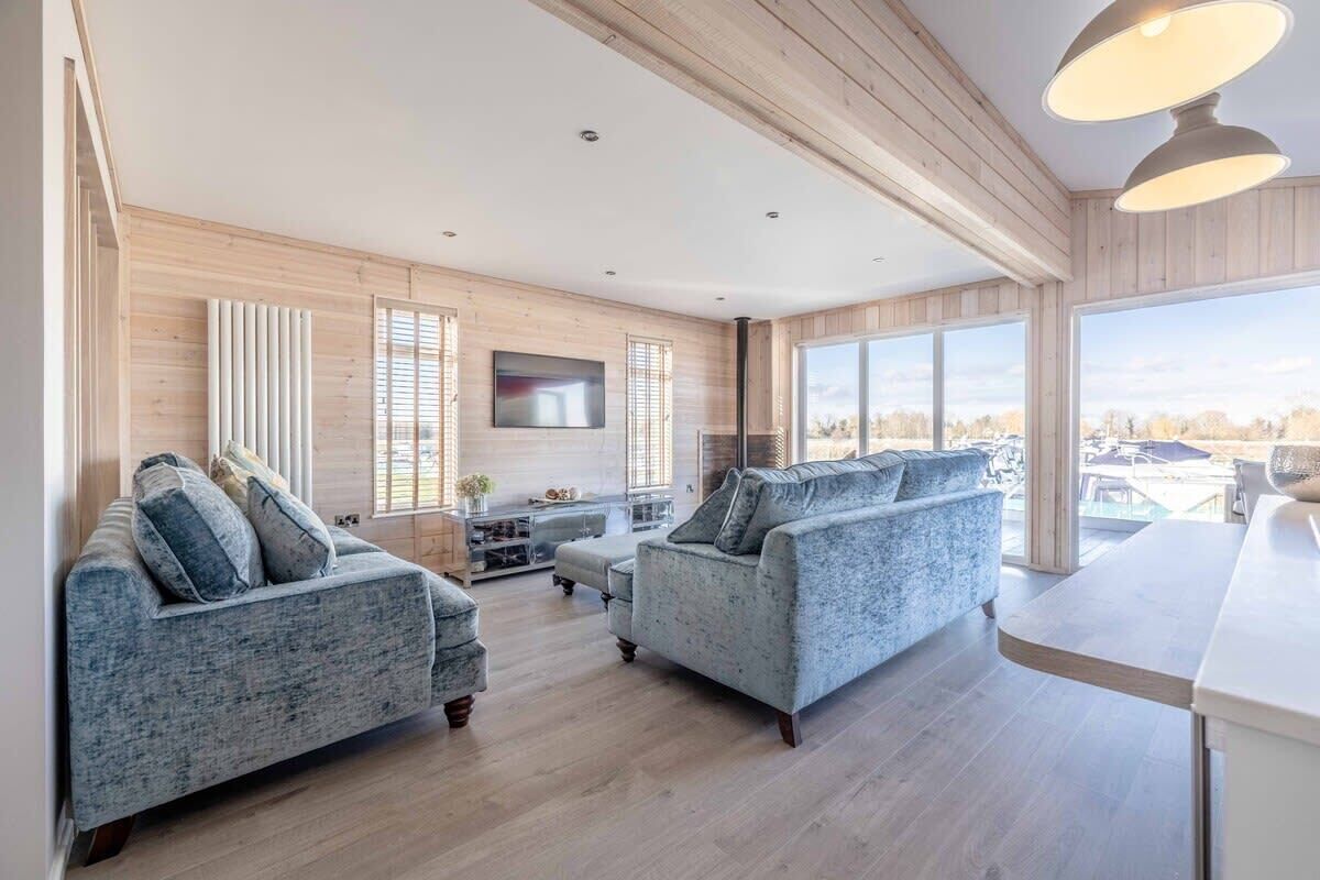 Televisión y chimenea 