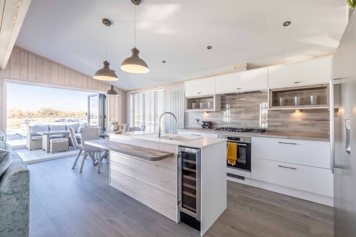 Geladeira, micro-ondas, fogão, lava-louças