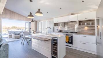 Geladeira, micro-ondas, fogão, lava-louças