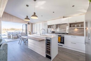 Refrigerador, microondas, horno y lavavajillas 