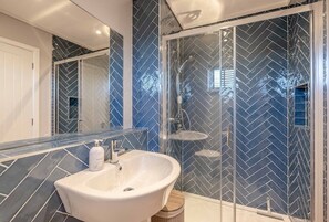 Bathtub, hair dryer, towels - Waterfront Windsor Racecourse Lodge By Tempstay (Windsor)