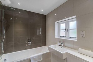 Kylpyamme, hiustenkuivaaja, pyyhkeet