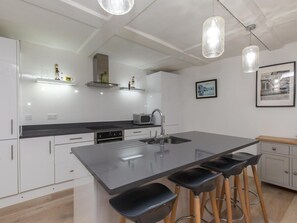 Fridge, microwave, oven, stovetop - Home in heart of Windsor/Eton. Walk to everything! (Eton)