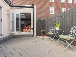 Outdoor dining - Home in heart of Windsor/Eton. Walk to everything! (Eton)
