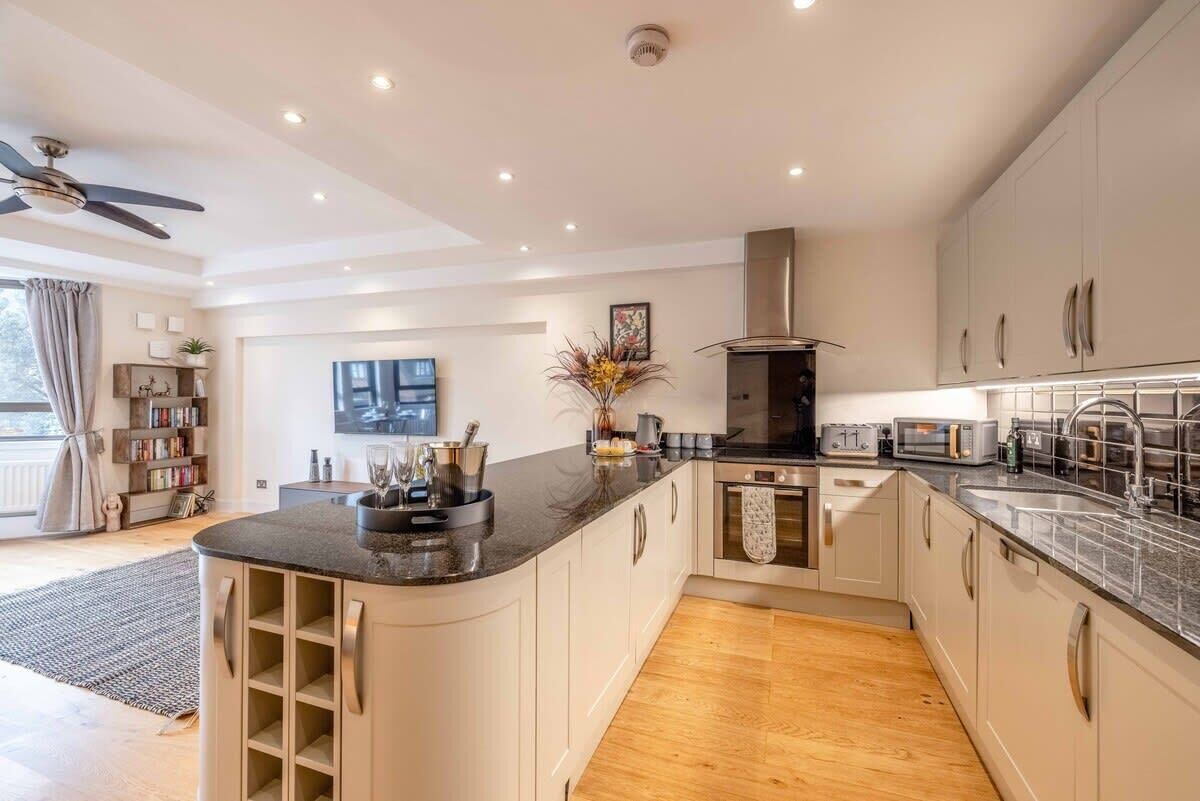 冷蔵庫、電子レンジ、オーブン、コンロ