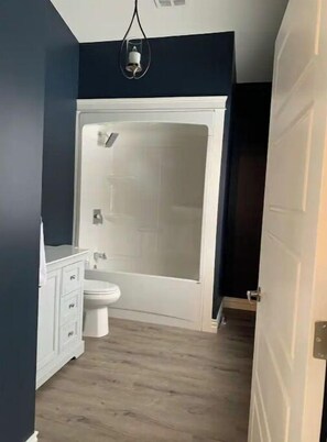 Douche, serviettes fournies, papier toilette