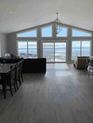 Smart-tv, boeken en een stereo