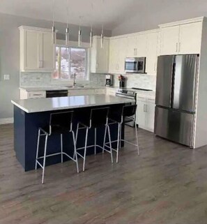 Een koelkast, een microgolfoven, een oven, een kookplaat