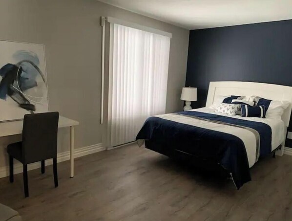 A hotel room with a bed, a desk, and a chair. - Alma Ocean Breeze - Brand New Cottage (Alma)