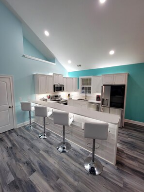 Fridge, microwave, oven, stovetop - Newley Renovated House In Private Ocean Front Community (Myrtle Beach)