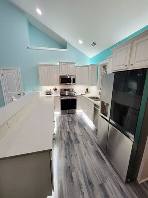 Fridge, microwave, oven, stovetop - Newley Renovated House In Private Ocean Front Community (Myrtle Beach)