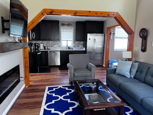 Secluded cozy cabin with modern amenities/hot tub/pet friendly/wifi