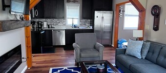 Secluded cozy cabin with modern amenities/hot tub/pet friendly/wifi