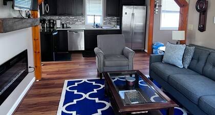 Secluded cozy cabin with modern amenities/hot tub/pet friendly/wifi