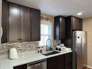 Refrigerador, microondas, horno y parrilla de estufa 