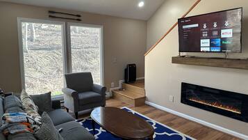 Una Smart TV, una chimenea, videojuegos, un reproductor de DVD