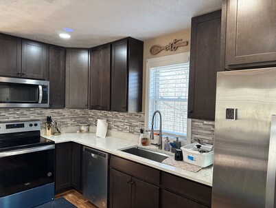 Secluded cozy cabin with modern amenities/hot tub/pet friendly/wifi