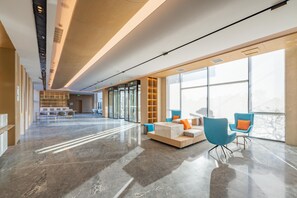 A spacious lobby with a marble floor, modern seating, and large windows. - Holiday Inn Express Suzhou Luzhi (Suzhou)