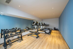 A gym with exercise equipment, a bench, and a mirrored wall. - Holiday Inn Express Suzhou Luzhi (Suzhou)