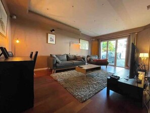 TV connectée, cheminée, écrans d'ordinateur