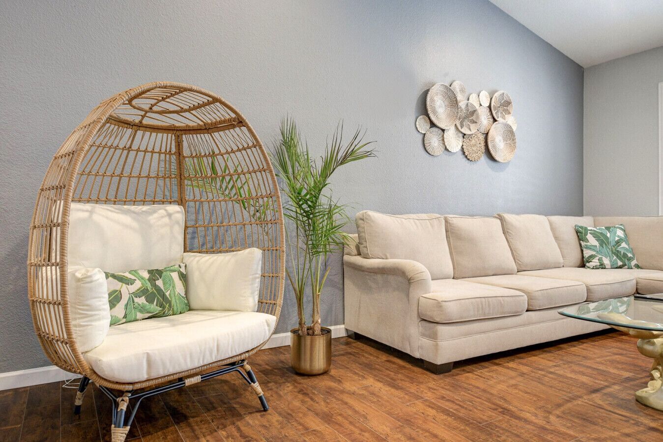 TV connectée, cheminée, baby-foot, chaîne hi-fi