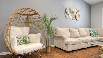 TV connectée, cheminée, baby-foot, chaßne hi-fi