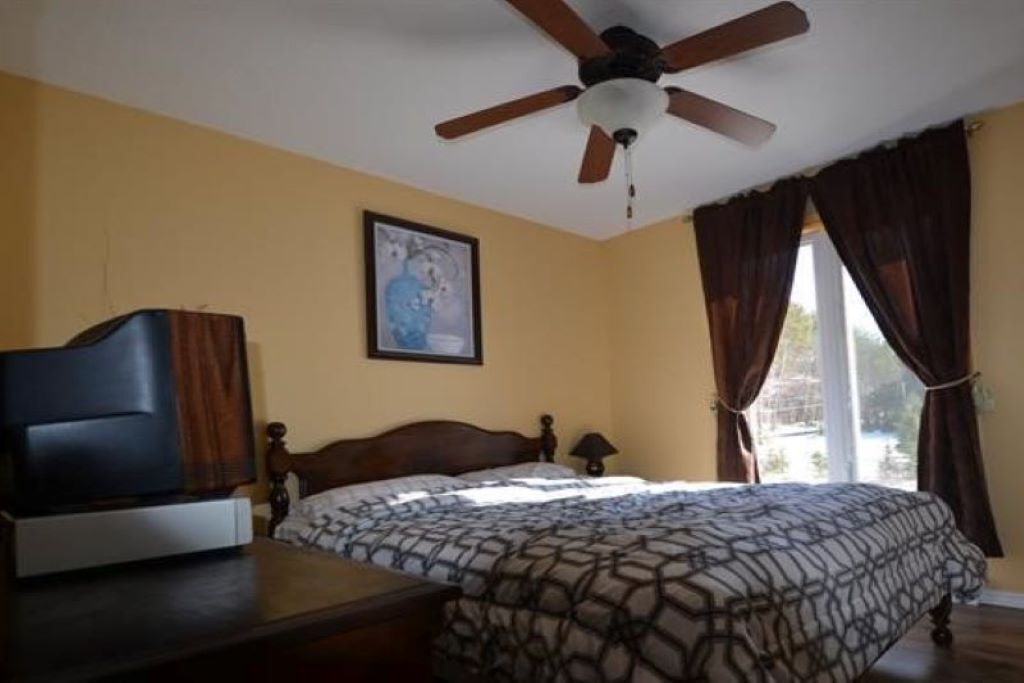 5 dormitorios, escritorio, tabla de planchar con plancha y cuna de viaje