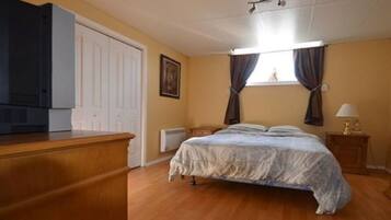 5 bedrooms, desk, iron/ironing board, travel cot