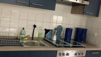 KĂŒhlschrank, Mikrowelle, Ofen, Wasserkocher mit Kaffee-/Teezubehör