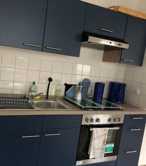 Kühlschrank, Mikrowelle, Ofen, Wasserkocher mit Kaffee-/Teezubehör