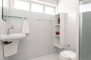 Apartamento | Banheiro | Chuveiro, produtos de toalete grátis, toalhas de banho 