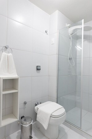Apartment | Badezimmer | Dusche, kostenlose Toilettenartikel, Handtücher