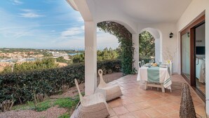 Une terrasse avec une table dressée pour le repas, offrant une vue sur un paysage magnifique.