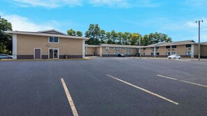Exterior - Econo Lodge Portage (Portage)