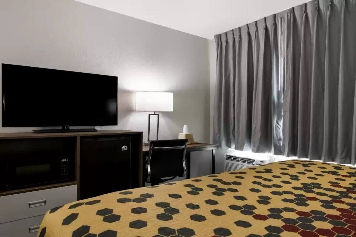 WiFi (free), bed sheets