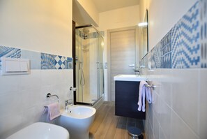 Shower, hair dryer, bidet, towels - App.to Jasmine, sea view 450 meters, with equipped garden. (Castellabate, fraz. Ogliastro Marina)