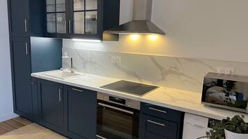 Réfrigérateur, micro-ondes, four, plaque de cuisson