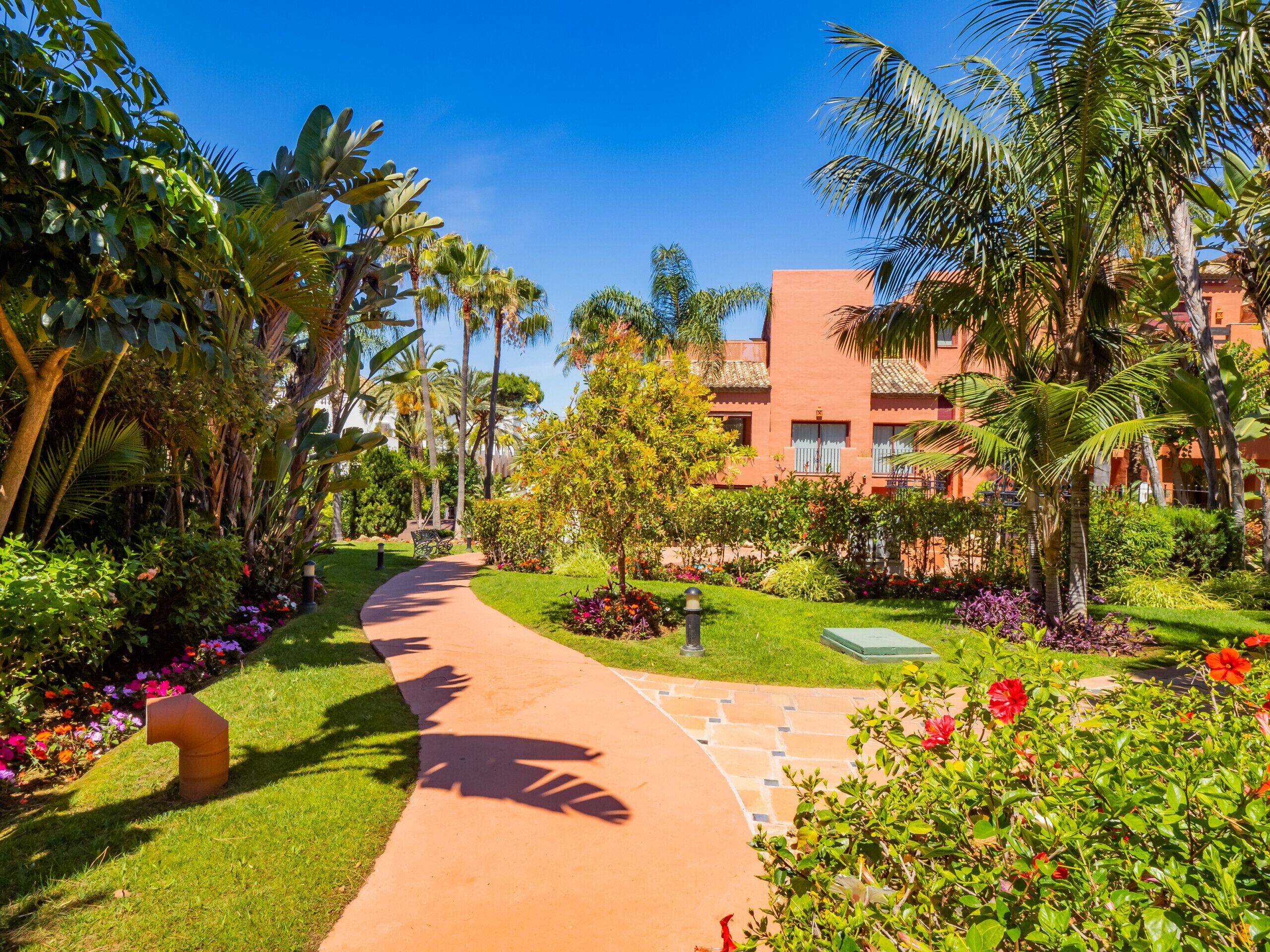 المنطقة المحيطة بالمنشأة