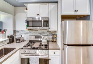 Geladeira, micro-ondas, fogão, cooktop