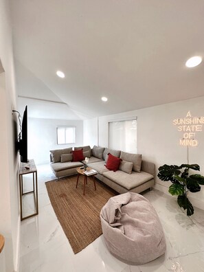 Living area - NEW comfy and modern house  (Miami)