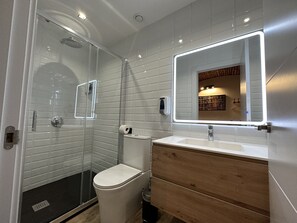 Chambre double | Salle de bain | Douche, douche cascade, séchoir à cheveux, serviettes fournies