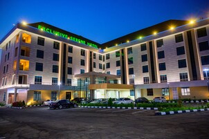 Fachada de la propiedad por la tarde o noche