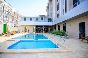 2 piscinas al aire libre