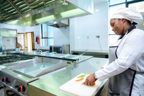 Lemari es, microwave di ruangan umum, dan ketel listrik