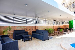 2 bars/lounges, swim-up bar, poolside bar