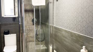 Dusche, Haartrockner, Bidet, Handtücher