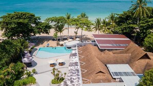A resort with a swimming pool, beach, and palm trees. - Fair House Beach Resort & Hotel (Koh Samui)