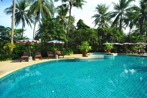 Hồ bơi ngoài trời